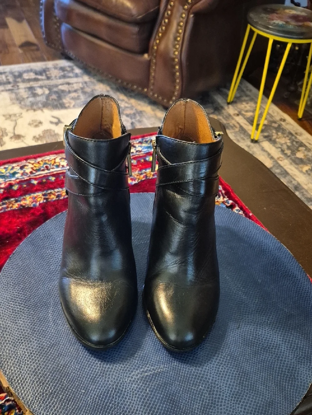 Louise et Cie Black Leather Ankle Booties with Buckle Detail Sz 7. (#812S)